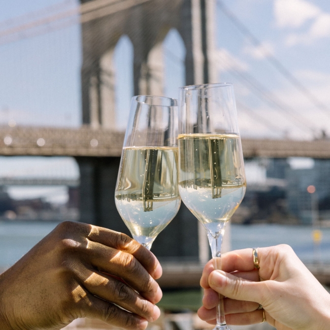 prosecco in front of the brooklyn bridge